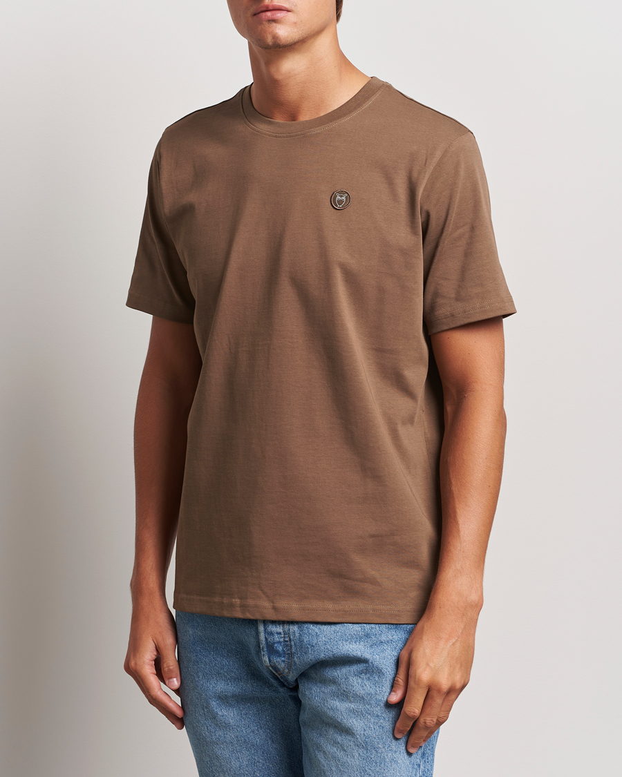 Herren | T-Shirts | KnowledgeCotton Apparel | Loake Badge T-Shirt Brown