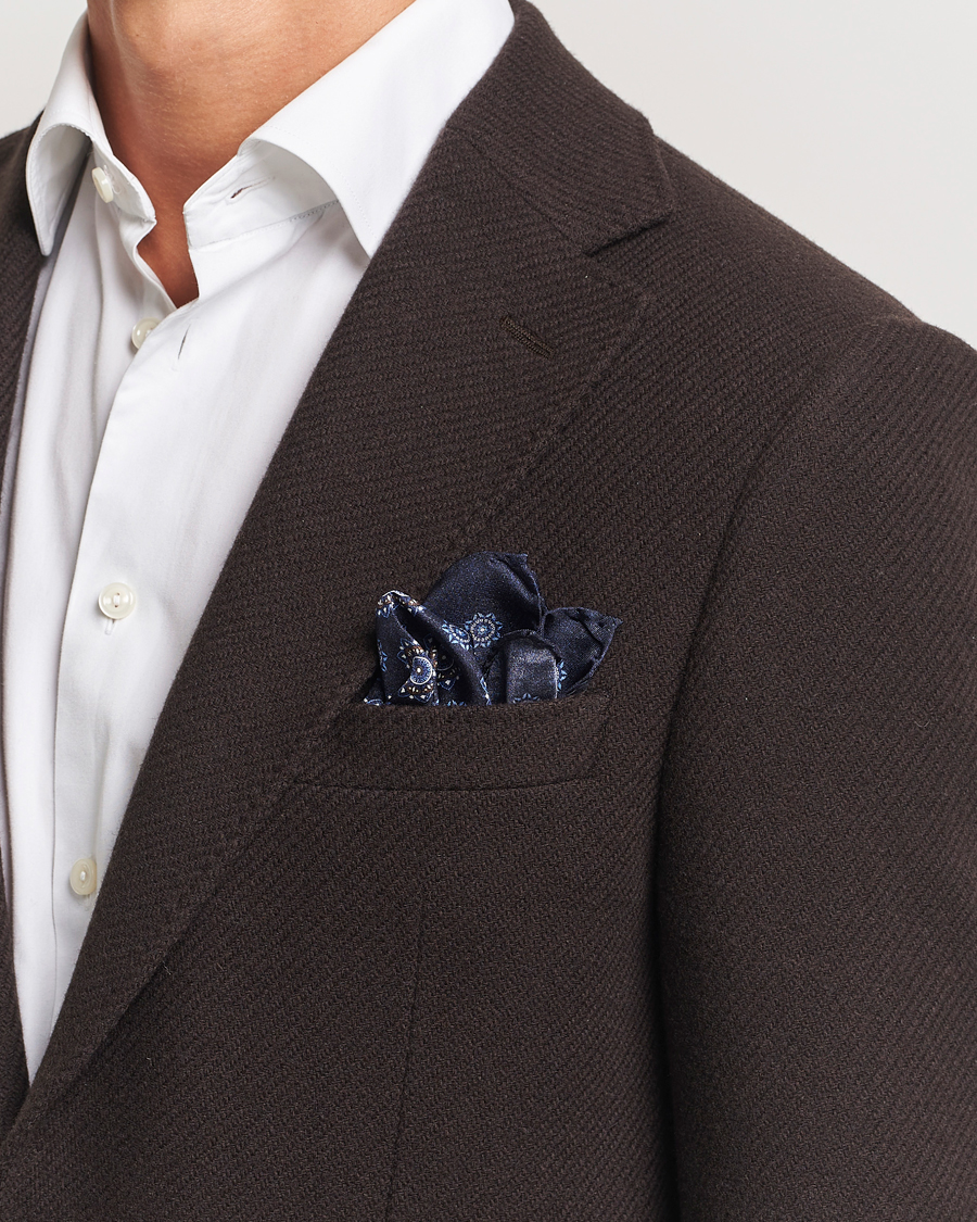 Herren |  | Amanda Christensen | Silk Twill Printed Flower Pocket Square Navy