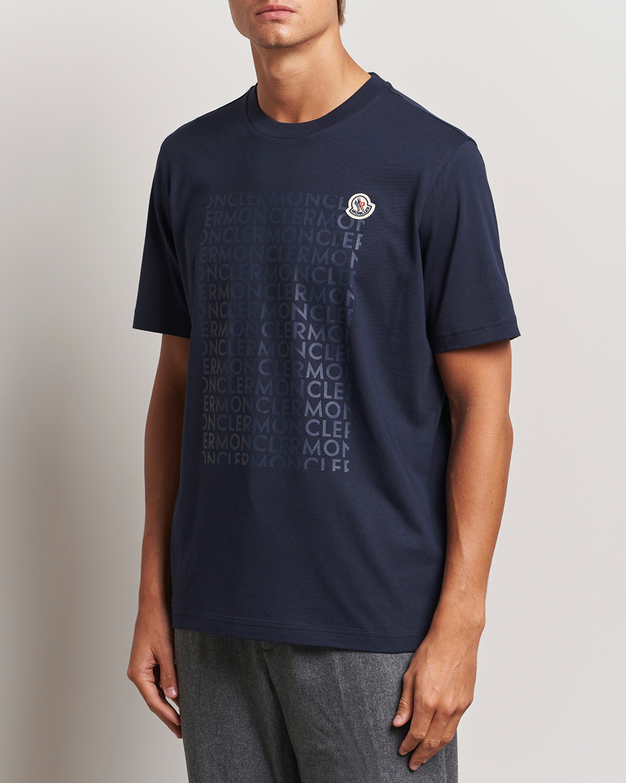 Herren |  | Moncler | All Over Lettering T-Shirt Navy