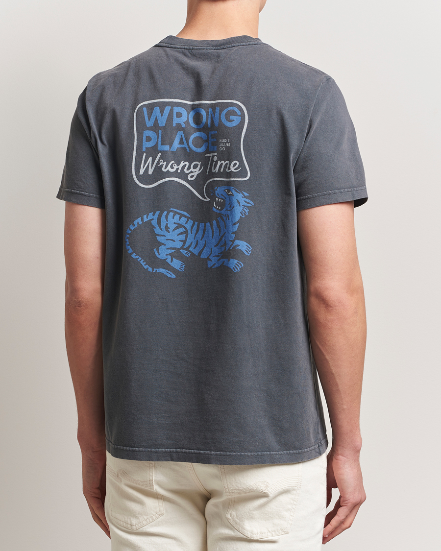 Herren | T-Shirts | Nudie Jeans | Roy Wrong Place T-Shirt Antracite